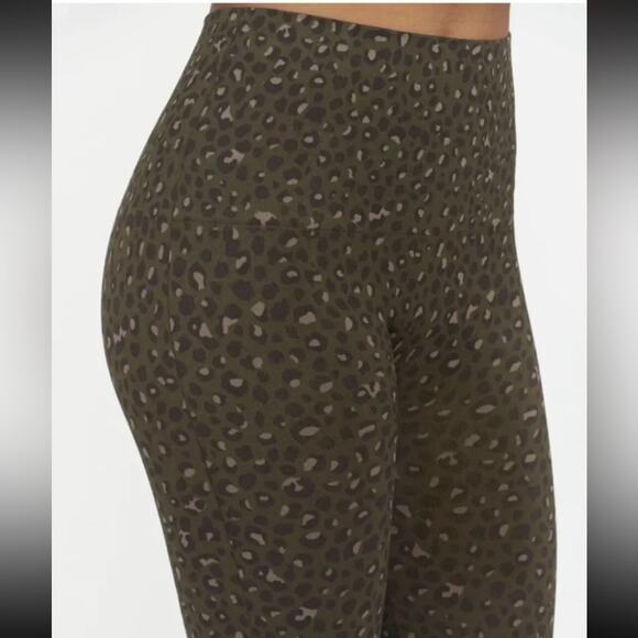 Spanx Look At Me Now Seamless Leggings Olive Green Leopard Womens size M - Picture 2 of 8